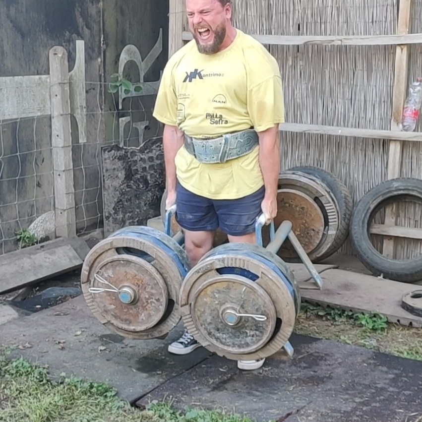Farmers hold 2x105kg
